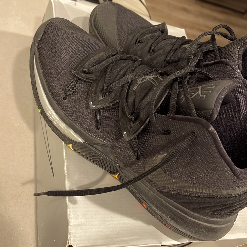 NIKE KYRIE 5 SIZE 10 10/10 CONDITION
